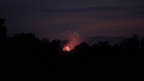 Grandes-Fuegos-Artificiales-Aéreos-De-Bola-Roja-Verde-Explotan-En-El-Cielo-En-Cámara-Lenta-Por-La-Noche