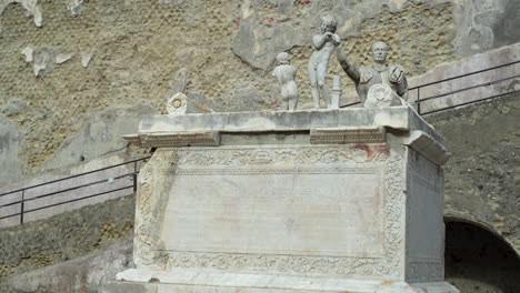 Antikes-Römisches-Denkmal-Mit-Lateinischer-Inschrift-An-Den-Historischen-Mauern-Der-Stadt-Herculaneum-In-Italien