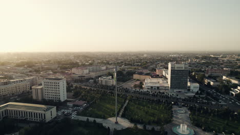 Asta-De-Bandera-De-Uzbekistán-En-El-Centro-De-La-Ciudad-De-Samarcanda.