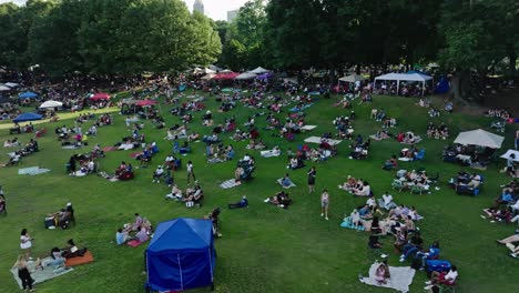 Antena-De-Arriba-Hacia-Abajo-Que-Muestra-Una-Multitud-De-Personas-En-Un-Festival-Al-Aire-Libre.