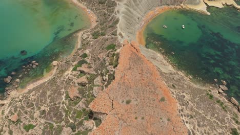 Formación-Rocosa-Plana-Y-Mirador-En-La-Bahía-De-Qarraba,-Mgarr-Malta-Con-Playa-De-Arena-Dorada