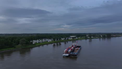 Buque-De-Carga-Sento-En-El-Río-Cerca-De-Barendrecht,-Holanda-Del-Sur,-Países-Bajos