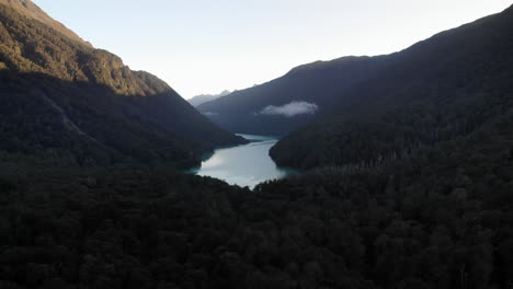 Lago-Y-Montañas-Durante-El-Atardecer-Amanecer-4k-Drone-Nueva-Zelanda