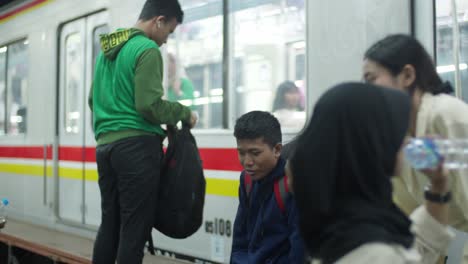 Pasajeros-Esperando-Y-Abordando-En-La-Estación-De-Tren-Eléctrico-Kampung-Bandan