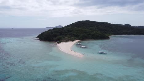 Banco-De-Arena-De-La-Isla-Ditaytayan-Que-Se-Extiende-Hacia-El-Mar-Azul-Claro,-Vista-De-Drones