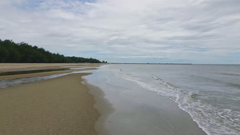 Playa-Cha-am-En-Tailandia-A-Lo-Largo-De-La-Costa-Arenosa-Con-Olas-Del-Océano