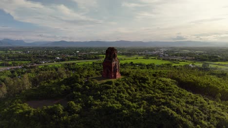 Templo-De-Phu-Loc-Champa,-Rotación-Aérea-Bajo-La-Luz-Del-Sol-De-La-Tarde