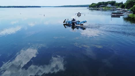 Hermoso-Cielo-Reflejado-En-El-Lago-Pewaukee,-Wisconsin