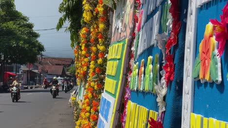 Reihe-Von-Beileids--Und-Kondolenzkränzen-Am-Straßenrand-Von-Indonesien