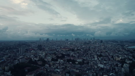 Atemberaubender-Sonnenuntergang,-Sonnenaufgang-über-Der-Stadt-Istanbul-Mit-Einem-Epischen-Bewölkten-Himmel,-Zeitlupe-Und-Kopierraum