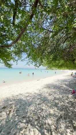 Viele-Leute-Kommen-An-Den-Strand