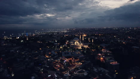 Stadt-Istanbul-Bei-Nacht-Mit-Einem-Erstaunlichen-Bewölkten-Himmel,-Sonnenuntergangslichtern-Mit-Kopierraum-Und-In-Zeitlupe