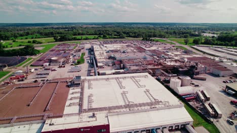 Planta-Procesadora-De-Almacenamiento-En-Frío-En-Iowa,-Remolques-De-Ganado-Que-Transportan-Animales-Para-La-Carnicería.