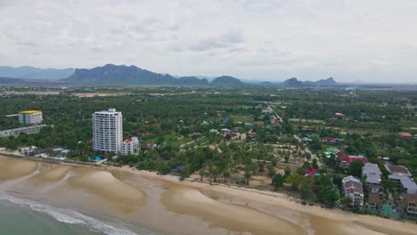 Cha-Am-Strand-Mit-Bergigem-Hintergrund-über-Der-Wunderschönen-Thailändischen-Landschaft-In-Thailand