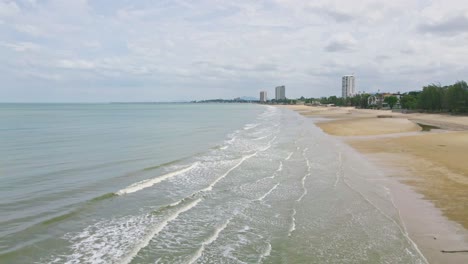 Playa-Cha-am-En-Tailandia-Con-Olas-Del-Océano