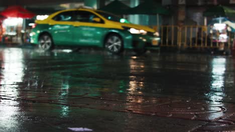 Bajo-Un-Dosel-De-Oscuridad,-Fuertes-Lluvias,-Vida-Nocturna-De-La-Ciudad,-Transporte