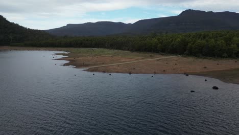 Ufer-Des-Huntsman-Lake,-Tasmanien-In-Australien