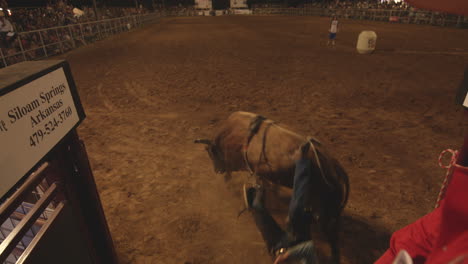 Un-Vaquero-Da-Un-Paseo-Salvaje-Sobre-Un-Toro-Y-Se-Cae-Durante-Un-Rodeo-En-Arkansas.