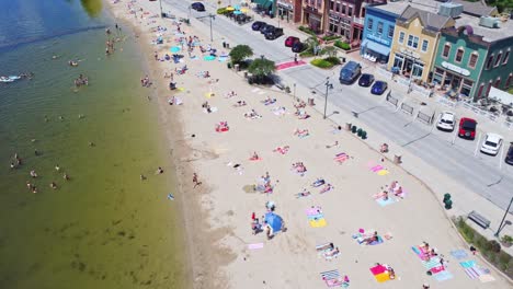 Menschen-Genießen-Einen-Sommertag-Am-Strand-Im-Pewaukee-Lakefront-Park,-Einem-Beliebten-Ausflugsziel-Im-Waukesha-County,-Wisconsin,-Usa