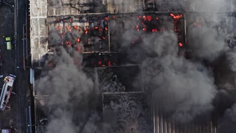 Totale-Zerstörung-Einer-Fabrik-Durch-Explosion:-Flammen,-Rauch-Und-Eingestürztes-Dach