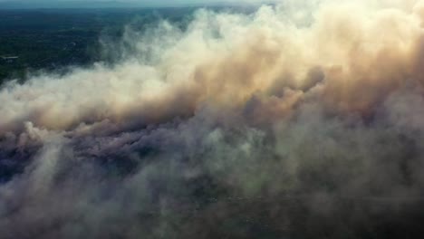 Luftaufnahme-Einer-Dichten-Rauchwolke,-Verursacht-Durch-Einen-Waldbrand-In-Brasilien