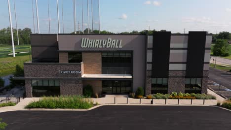 Dolly-Aéreo-Directo-Al-Edificio-Whirlyball-Junto-Al-Campo-De-Prácticas