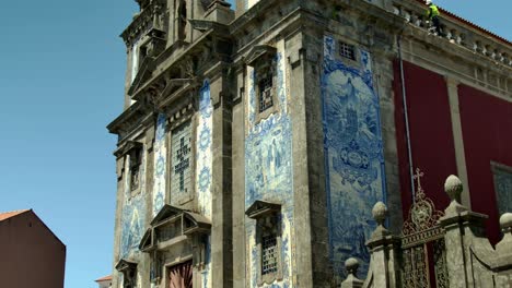 Die-Berühmte-Blaue-Kathedrale-Mit-Wandfliesen-Darauf,-In-Porto,-Potugal