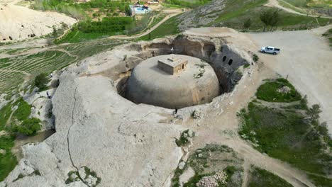 Vista-Aérea-Del-Sitio-Histórico-Del-Patrimonio-Afgano-En-Un-Paisaje-Sereno