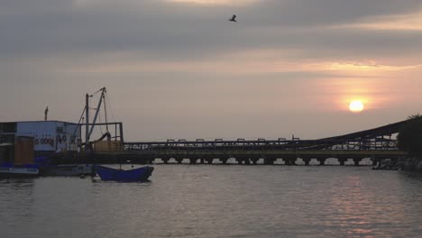 Amanecer-En-El-Puerto-Pesquero-Con-Una-Plataforma-De-Pesca.