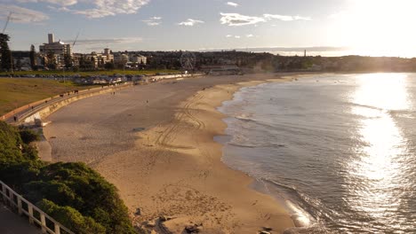 Amplia-Vista-A-Lo-Largo-De-La-Playa-De-Bondi-Desde-El-Sur-De-Bondi-Al-Amanecer.