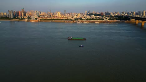 Un-Viaje-Breve-Y-Tranquilo-A-Lo-Largo-Del-Río-Yangtze,-Mostrando-Sus-Paisajes-Serenos-Y-Majestuosos