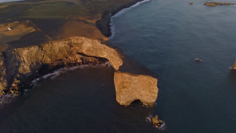 Luftaufnahme-Des-Felsbogens-Mit-Leuchtturm-Dryholaey-Island,-Wunderschöner-Sonnenuntergang