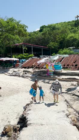 Viele-Leute-Steigen-Auf-Ein-Boot-Und-Fahren-über-Den-Samen-Thailands