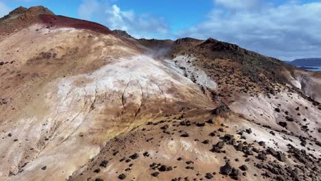 Islands-Zerklüftete-Landschaft,-Die-Im-Video-Gezeigt-Wird,-Veranschaulicht-Die-Abgelegene-Und-Geothermische-Schönheit-Der-Insel-Mit-Dampfenden-Hügeln-Und-Felsigem-Gelände