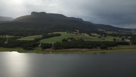 Casas-En-Las-Orillas-Verdes-Del-Lago-Huntsman-En-Temporada-De-Verano,-Tasmania-En-Australia