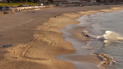 Amplia-Vista-A-Lo-Largo-De-La-Playa-De-Bondi-Desde-El-Sur-De-Bondi-Al-Amanecer.