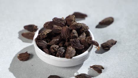 Cardamomo-Negro---Kali-Ilayachi---Badi-Elaichi-Se-Coloca-En-Un-Recipiente