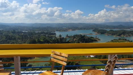 Caminando-Por-La-Terraza-Sobre-El-Lago-Guatape,-Colombia,-Revelando-Un-Paisaje-Impresionante-En-Un-Día-Soleado