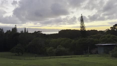 Una-Impresionante-Puesta-De-Sol-Sobre-Un-Exuberante-Paisaje-Verde-En-Oahu,-Hawai