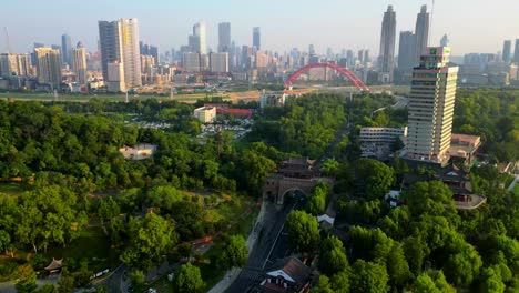 Ein-Kurzes-Video,-Das-Einen-Atemberaubenden-Blick-Auf-Wuhan-Bietet-Und-Das-Stadtbild,-Die-Moderne-Skyline-Und-Die-Architektonischen-Wahrzeichen-Hervorhebt