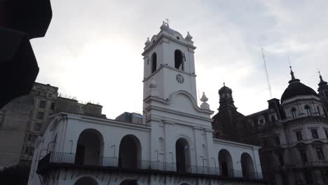 Das-Cabildo-Von-Buenos-Aires,-Argentinien,-Mit-Panoramablick-Auf-Das-Wahrzeichen-Der-Innenstadt