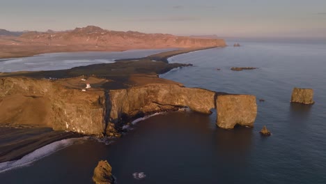 Berühmter-Felsbogen-In-Island-Mit-Magischen-Sonnenuntergangslichtern,-Drohnen-Naturpanorama