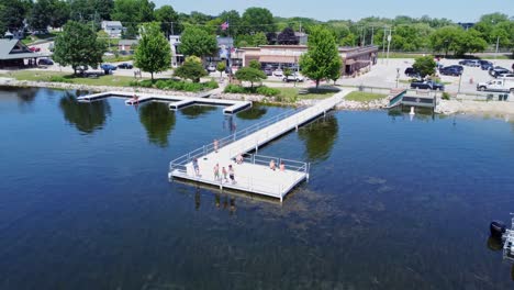 Vista-Aérea-Del-Muelle-De-Pesca-Ada-En-El-Lago-Pewaukee,-Wisconsin,-Estados-Unidos.