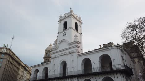 Panorama-Des-Cabildo-Gebäudes,-Des-Kolonialmuseums,-Des-Weißen-Hauses-In-Der-Stadt-Buenos-Aires