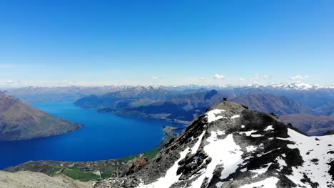 Atemberaubender-See-Auf-Der-Südinsel-Wird-Hinter-Einem-Schneebedeckten-Bergrücken-Sichtbar