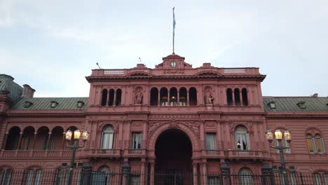 Toma-De-Establecimiento-En-La-Casa-De-Gobierno-Rosa-Iluminada-De-Buenos-Aires,-Argentina.