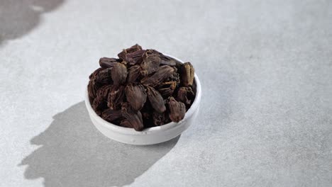 Cardamomo-Negro---Kali-Ilayachi---Badi-Elaichi-Se-Coloca-En-Un-Recipiente