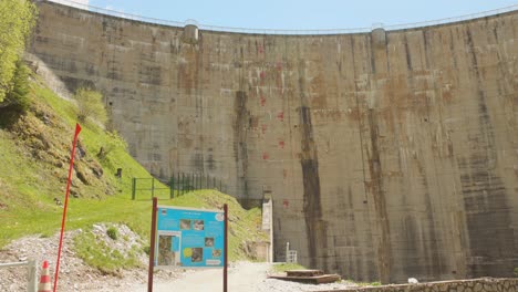 View-of-the-Fabrèges-dam-in-the-French-Pyrenees