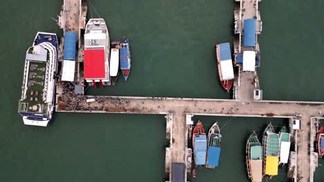 Antena-Arriba-Hacia-Abajo-Del-Muelle-En-Pattaya-Con-Un-Turista-Abordando-El-Barco-Para-Visitar-La-Isla-De-Ko-Lan-En-El-Golfo-De-Tailandia-Acercar