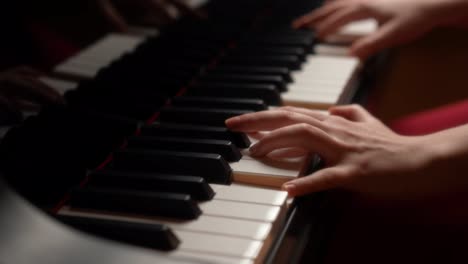 Una-Hermosa-Toma-Cinematográfica-De-Los-Dedos-De-Una-Mujer-Tocando-El-Piano